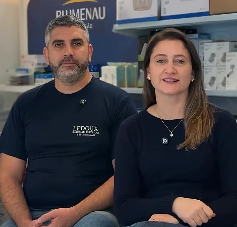 O casal da Ledoux na loja, em Schroeder